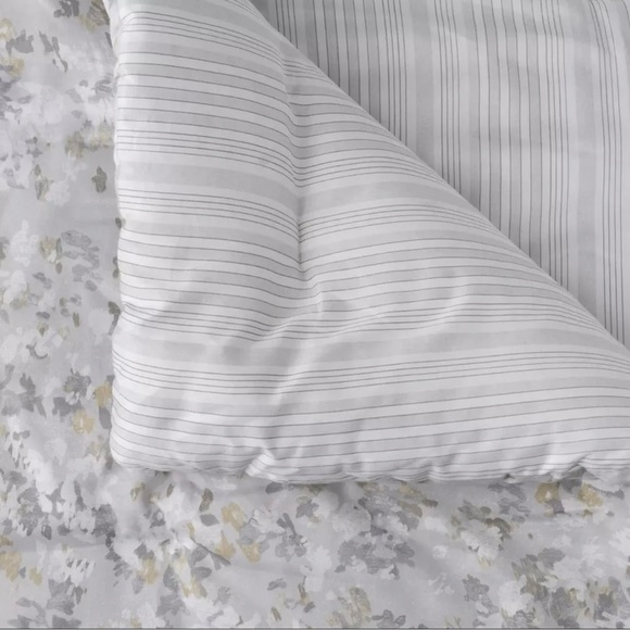 Martha Stewart 3 piece comforter set. - Picture 3 of 4